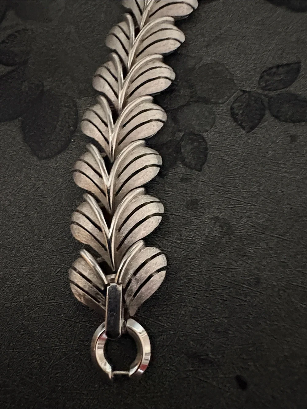 TRIFARI VINTAGE SILVER TEXTURED LEAF LINK 7.5